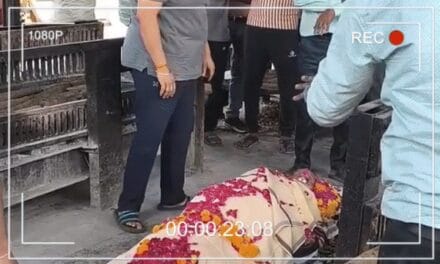श्मशान के मुर्दों से उतारे कपड़े बाजार में बिक रहे:शादियों और पूजा-पाठ में लोग पहन रहे ‘कफन’ की साड़ियां; अहमदाबाद तक फैला नेटवर्क