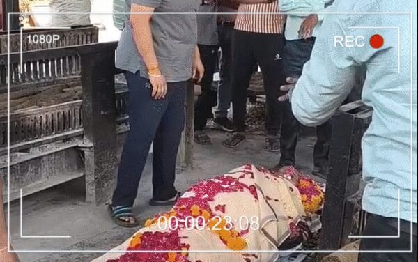श्मशान के मुर्दों से उतारे कपड़े बाजार में बिक रहे:शादियों और पूजा-पाठ में लोग पहन रहे ‘कफन’ की साड़ियां; अहमदाबाद तक फैला नेटवर्क