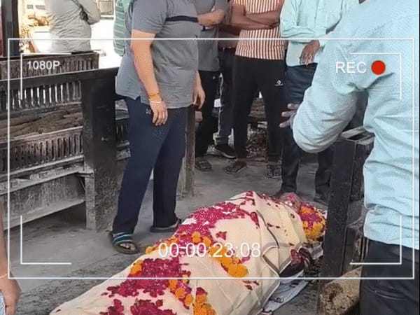 श्मशान के मुर्दों से उतारे कपड़े बाजार में बिक रहे:शादियों और पूजा-पाठ में लोग पहन रहे ‘कफन’ की साड़ियां; अहमदाबाद तक फैला नेटवर्क