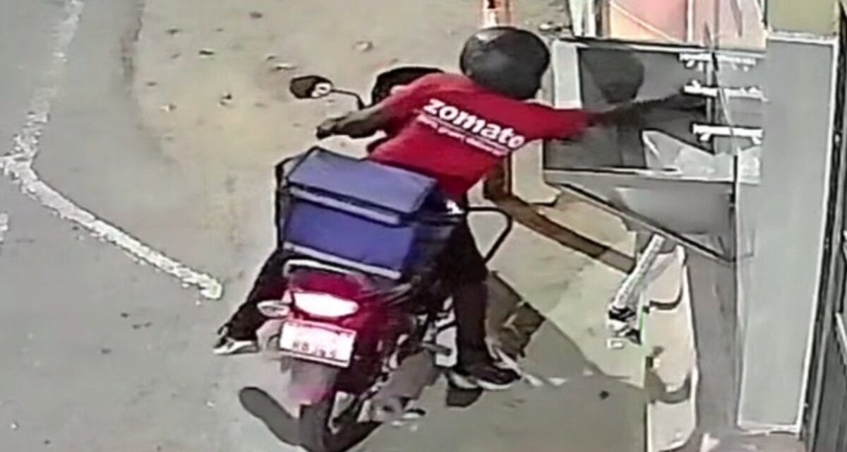 हापुड़: जोमैटो कर्मचारी ने मंदिर के प्याऊ चुराई टोटी, CCTV में हुआ कैद