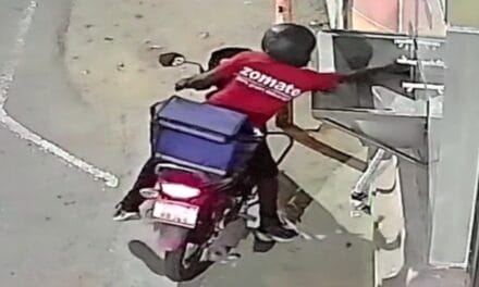 हापुड़: जोमैटो कर्मचारी ने मंदिर के प्याऊ चुराई टोटी, CCTV में हुआ कैद