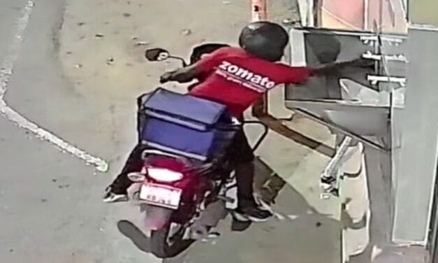 हापुड़: जोमैटो कर्मचारी ने मंदिर के प्याऊ चुराई टोटी, CCTV में हुआ कैद