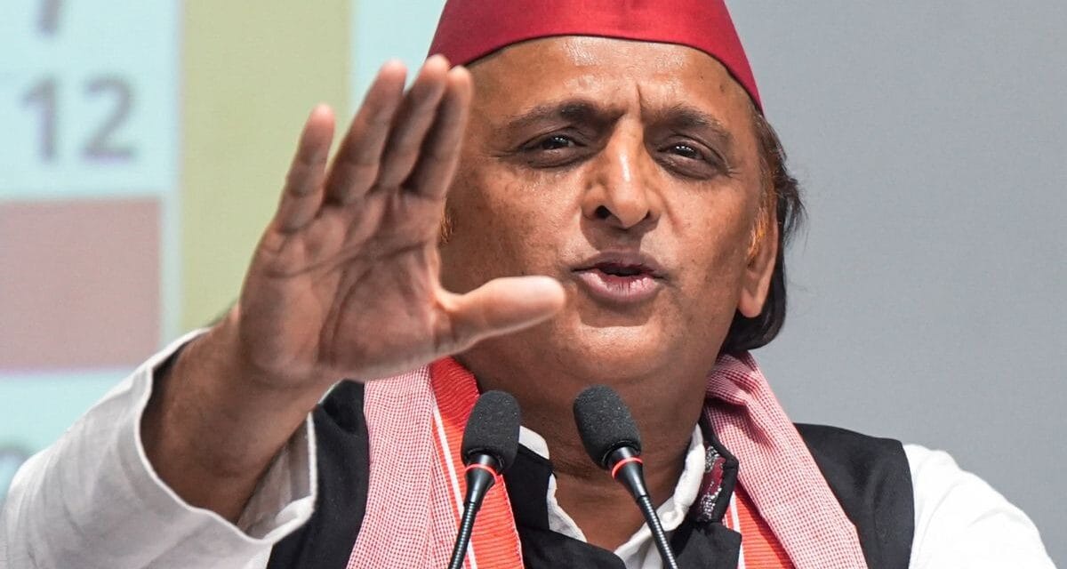 सपा सांसद अजेंद्र लोधी के 'गाली' वाले बयान से अखिलेश ने झाड़ा पल्ला
