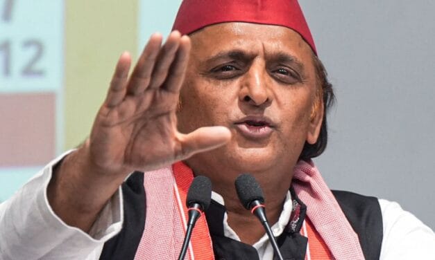 सपा सांसद अजेंद्र लोधी के 'गाली' वाले बयान से अखिलेश ने झाड़ा पल्ला