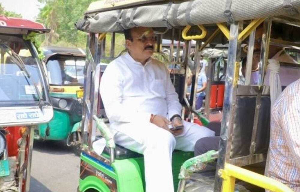 पीएम की बचत की अपील,दिल्ली में मंत्री ई-रिक्शा से चले:MP