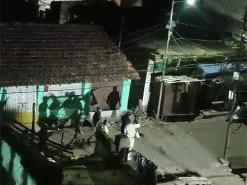 बंगाल के आसनसोल में पुलिस चौकी में तोड़फोड़-पथराव:पुलिस ने आंसू गैस छोड़ी; लाउडस्पीकर की आवाज कम करने के निर्देश के बाद हंगामा