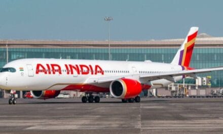 मुंबई एयरपोर्ट पर ग्राउंड स्टाफ का प्रदर्शन:सैलरी बढ़ाने की मांग, एअर इंडिया और AI एक्सप्रेस की कई उड़ानें लेट