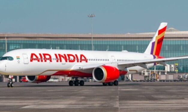 मुंबई एयरपोर्ट पर ग्राउंड स्टाफ का प्रदर्शन:सैलरी बढ़ाने की मांग, एअर इंडिया और AI एक्सप्रेस की कई उड़ानें लेट