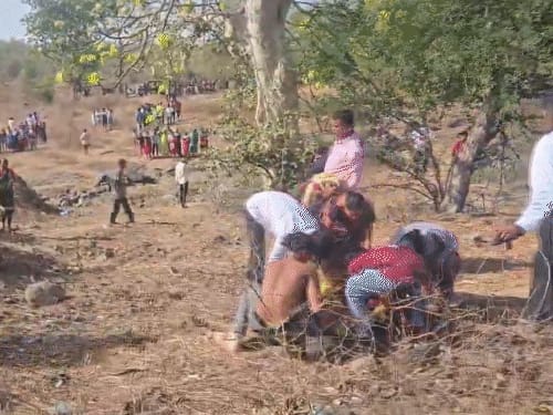 महाराष्ट्र के पालघर में ट्रक-कंटेनर की टक्कर, 13 की मौत:25 घायल; ट्रक में 100 से ज्यादा लोग सवार थे, सभी सगाई में जा रहे थे