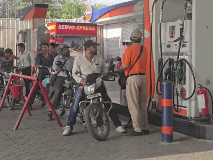 आज से पेट्रोल-डीजल 90 पैसे महंगा:दिल्ली में पेट्रोल 98.64 और डीजल 91.58 रुपए लीटर हुआ; 5 दिन में दूसरी बार बढ़ोतरी