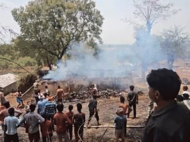 सीधी में जिंदा जलने से 3 बच्चों की मौत:3-6 साल तक के थे, बिजली लाइन में स्पार्किंग से भड़की आग; देर से पहुंची फायर ब्रिगेड