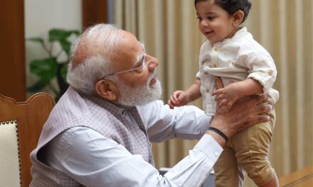 मोदी ने केंद्रीय मंत्री के बेटे को गोद में उठाया:टेबल पर खड़ा करके दुलारा, बेटी को कॉपी दी; राम मोहन नायडू फैमिली संग पहुंचे थे