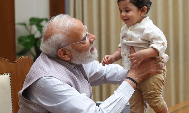 मोदी ने केंद्रीय मंत्री के बेटे को गोद में उठाया:टेबल पर खड़ा करके दुलारा, बेटी को कॉपी दी; राम मोहन नायडू फैमिली संग पहुंचे थे