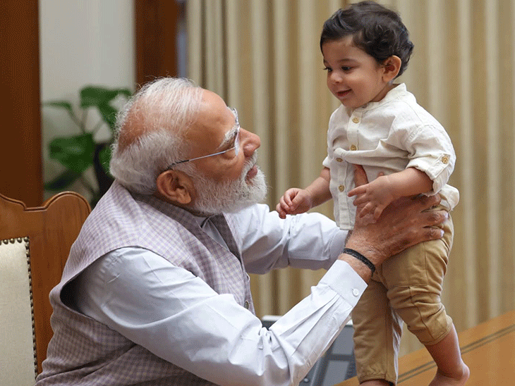 मोदी ने केंद्रीय मंत्री के बेटे को गोद में उठाया:टेबल पर खड़ा करके दुलारा, बेटी को कॉपी दी; राम मोहन नायडू फैमिली संग पहुंचे थे