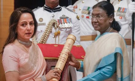 धर्मेंद्र का 'पद्म विभूषण' लेते हुए क्यों रो पड़ीं हेमा मालिनी?