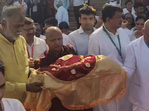 मंगोलिया भेजे गए बुद्ध के शिष्यों के अस्थि कलश:सांची में दिया गया गार्ड ऑफ ऑनर’, भोपाल एयरपोर्ट से होगी विदाई; 24 घंटे सशस्त्र सुरक्षा घेरा
