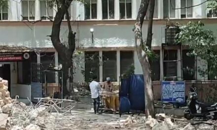 पोस्टमार्टम के बाद खुले में करने लगे लाश की सिलाई, सामने से गुजरते रहे लोग