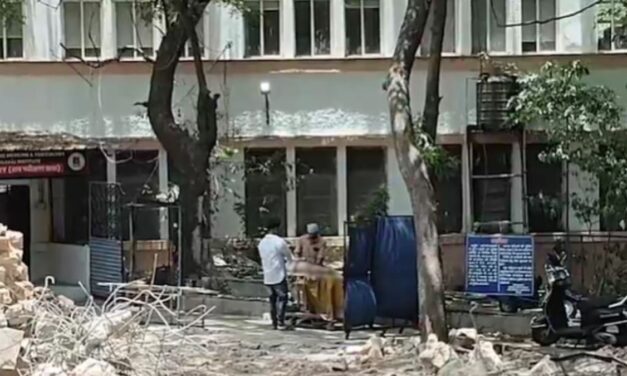 पोस्टमार्टम के बाद खुले में करने लगे लाश की सिलाई, सामने से गुजरते रहे लोग