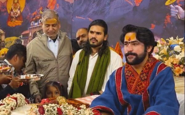 धीरेंद्र शास्त्री बोले-कॉकरोचों की पार्टियां बन गईं, बेरोजगारी बढ़ रही:कहा