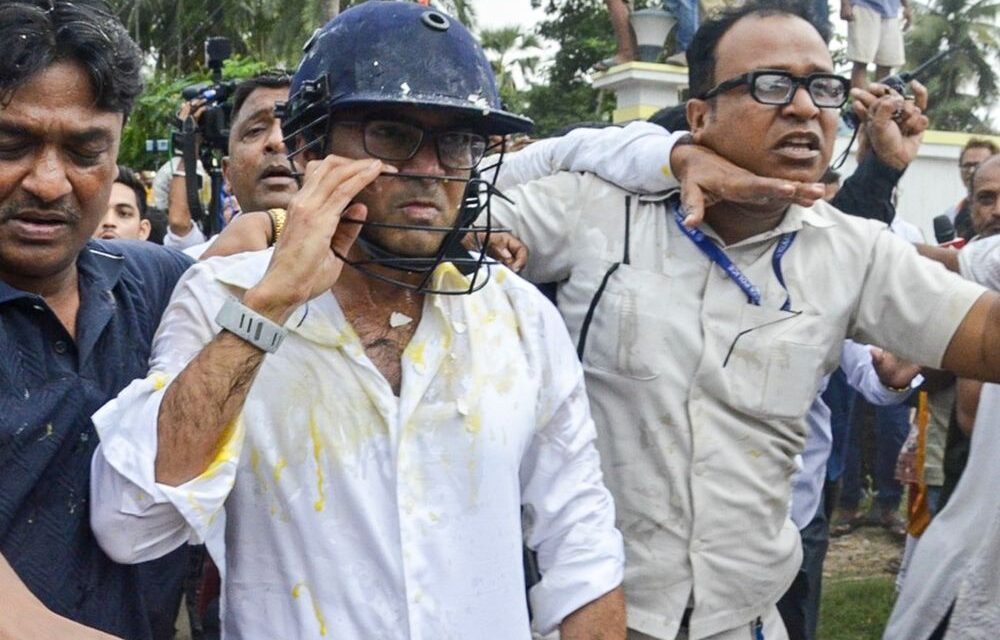 बंगाल में अभिषेक बनर्जी पर हमले की 12 तस्वीरें:भीड़ ने अंडे-पत्थर फेंके, शर्ट फाड़ी, चोर-चोर के नारे लगे; हेलमेट पहनाकर बचाया गया