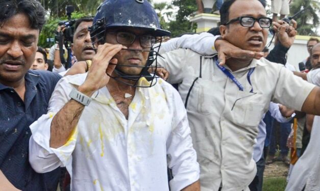 बंगाल में अभिषेक बनर्जी पर हमले की 12 तस्वीरें:भीड़ ने अंडे-पत्थर फेंके, शर्ट फाड़ी, चोर-चोर के नारे लगे; हेलमेट पहनाकर बचाया गया