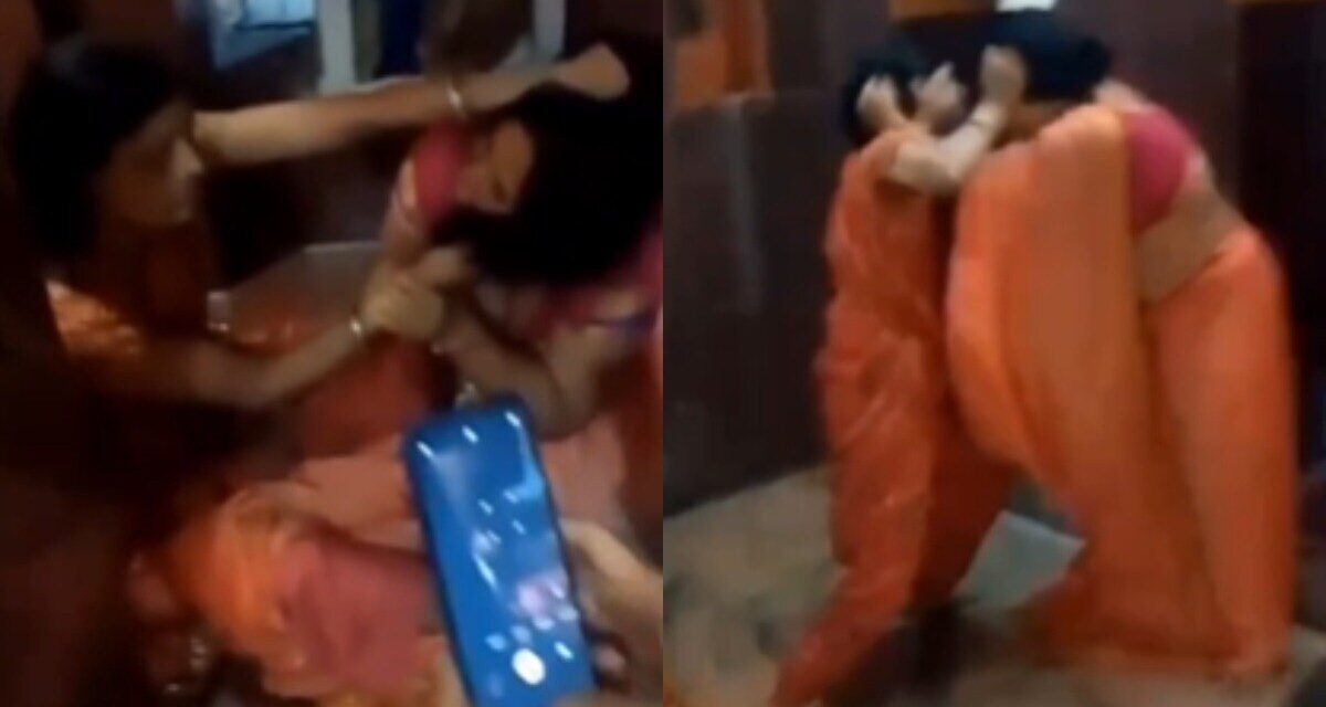गर्भगृह के पास महिलाओं के बीच जमकर चले लात-घूंसे, VIDEO