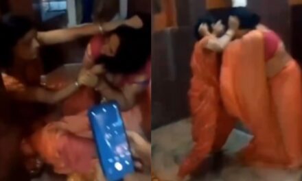 गर्भगृह के पास महिलाओं के बीच जमकर चले लात-घूंसे, VIDEO