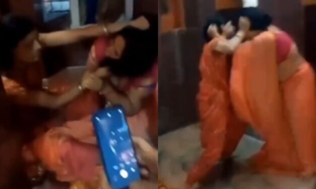 गर्भगृह के पास महिलाओं के बीच जमकर चले लात-घूंसे, VIDEO