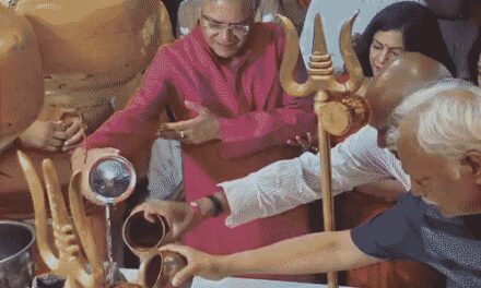 आगरा में मुख्य चुनाव आयुक्त ने मंदिर में दर्शन किए:माता-पिता और पत्नी भी साथ; बोले-पांच राज्यों में सफल चुनाव के बाद आशीर्वाद लेने आया