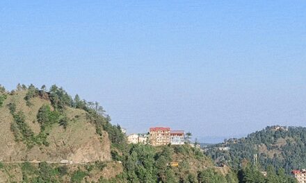 हिमाचल में अगले 6 दिन रुक-रुक कर बारिश के आसार:कल 3 जिलों में चेतावनी, तापमान में गिरावट; सुहावने मौसम का आनंद उठा रहे टूरिस्ट