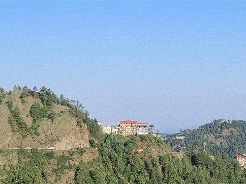 हिमाचल में अगले 6 दिन रुक-रुक कर बारिश के आसार:कल 3 जिलों में चेतावनी, तापमान में गिरावट; सुहावने मौसम का आनंद उठा रहे टूरिस्ट