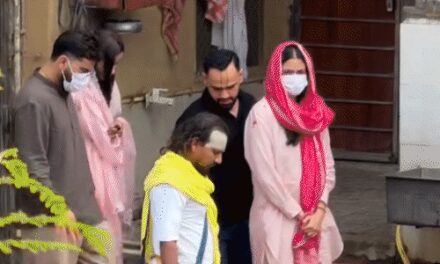 विराट कोहली IPL जीतने के बाद प्रेमानंदजी से मिलने पहुंचे:पत्नी अनुष्का भी साथ थीं; वृंदावन आश्रम में दोनों नंगे पैर चलते नजर आए