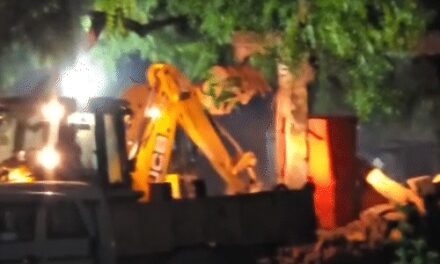 काशी में 200 साल पुरानी मस्जिद 22 मिनट में ढहाई:आधी रात 1000 जवान तैनात, 5 बुलडोजर चले, पूरा मलबा रातों-रात हटवाया