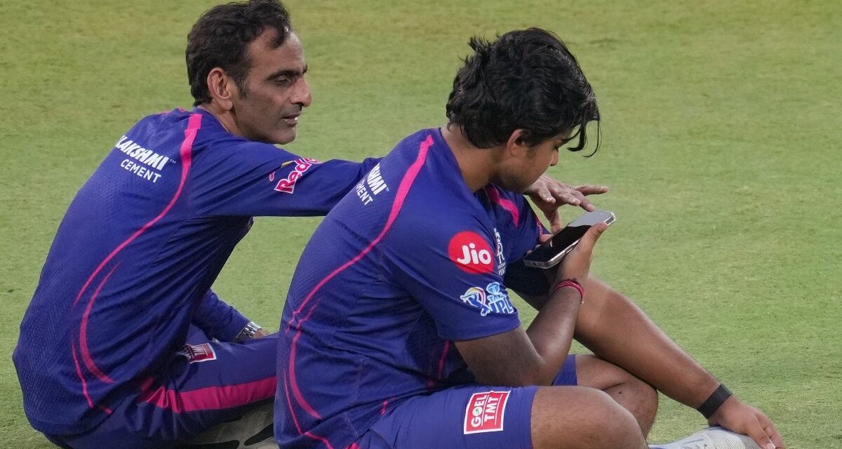 कौन है यह शख्स जो वैभव सूर्यवंशी के साथ साये की तरह रहता है?