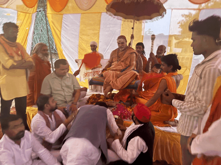 शंकराचार्य अविमुक्तेश्वरानंद ने चौराहे पर बिताई रात:बोले