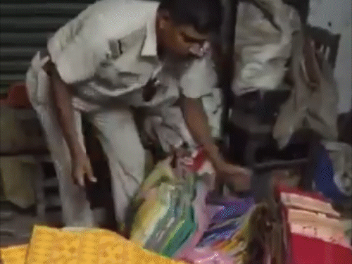 बंगाल में TMC नेताओं पर फूटा लोगों का गुस्सा:एक का सिर मुंडवाया, जूते की माला पहनाकर परेड निकाली; दूसरा पुलिस से बचने साड़ियों में छिपा