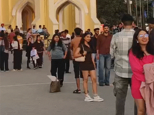 हिमाचल में सुहावने मौसम का आनंद उठा रहे टूरिस्ट:कल-परसों हीटवेव, 10 शहरों में 30॰C पार तापमान; 11 जून से बारिश के आसार