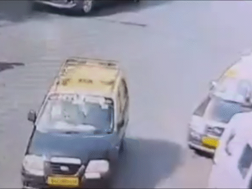 मुंबई में बस ने 3 गाड़ियों को टक्कर मारी, VIDEO:एक की मौत, कंडक्टर समेत 3 घायल; पुलिस ने ड्राइवर को हिरासत में लिया