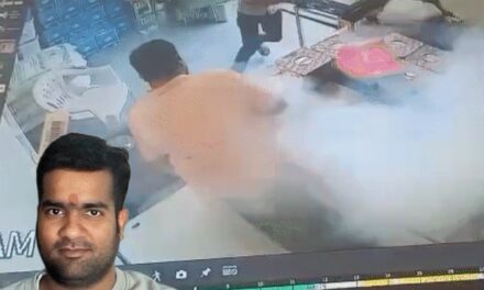 व्यापारी की जेब में बम की तरह फटा चाइनीज मोबाइल,VIDEO:पैंट में आग लगी, पैर-अंगुलियां बुरी तरह जले, दुकान में धुआं भरा