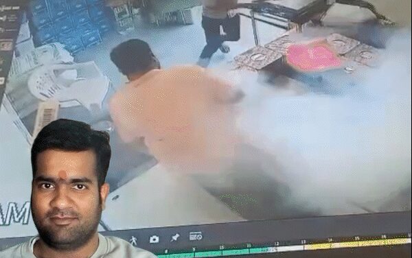 व्यापारी की जेब में बम की तरह फटा चाइनीज मोबाइल,VIDEO:पैंट में आग लगी, पैर-अंगुलियां बुरी तरह जले, दुकान में धुआं भरा
