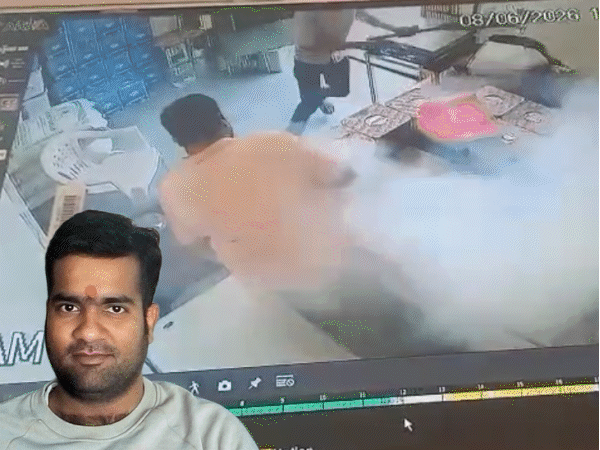 व्यापारी की जेब में बम की तरह फटा चाइनीज मोबाइल,VIDEO:पैंट में आग लगी, पैर-अंगुलियां बुरी तरह जले, दुकान में धुआं भरा