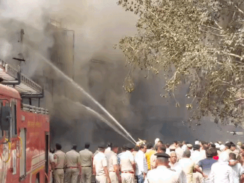 रोहतक अग्निकांड के 5 कारण जिससे आग बेकाबू हुई:फायर ब्रिगेड लेट, शटर गिरे, एक्सटिंग्विशर फेल हुए, बाइक-स्कूटी के पेट्रोल से और भड़की