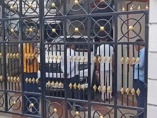 अभिषेक बनर्जी के घर रात 3 बजे पुलिस की रेड:चार घंटे तक तलाशी, बाहर सेंट्रल फोर्स के जवान खड़े रहे; आरोप
