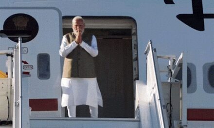 मोदी फ्रांस पहुंचे, भारतीय समुदाय ने स्वागत किया:पीएम ने बच्चे को दुलारा, महिलाओं ने उनका हाथ माथे से लगाया; आज मैक्रों से मुलाकात