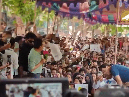 कॉकरोच पार्टी का आज दो शहरों में प्रदर्शन:हैदराबाद में वांगचुक शामिल हुए, दीपके बेंगलुरु पहुंचेंगे; शिक्षा मंत्री प्रधान के इस्तीफे की मांग