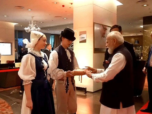 PM मोदी स्लोवाकिया पहुंचे, ब्रेड-नमक से स्वागत हुआ:यहां पहली बार भारतीय प्रधानमंत्री का दौरा; आज राष्ट्रपति-प्रधानमंत्री से मिलेंगे