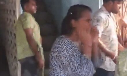 अब ममता के करीबी सौमित्र पर अंडे फेंके गए:TMC की धनुरहाट सरपंच को लोगों ने घेरा, हाथ जोड़कर घुटनों के बल बैठीं, माफी मांगती दिखीं