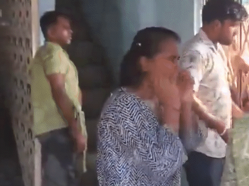 अब ममता के करीबी सौमित्र पर अंडे फेंके गए:TMC की धनुरहाट सरपंच को लोगों ने घेरा, हाथ जोड़कर घुटनों के बल बैठीं, माफी मांगती दिखीं