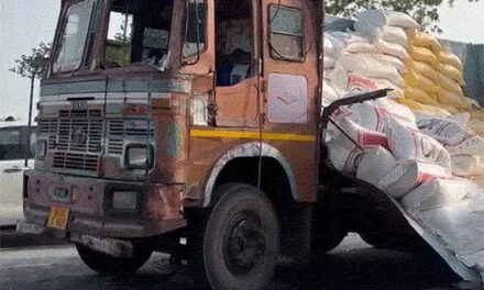 गुजरात के वडोदरा में बस-ट्रक की टक्कर, 6 की मौत:31 घायल; राजस्थान से सूरत जा रही थी बस, अंदर फंसे लोगों को SDRF-NDRF ने निकाला