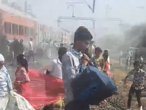 रणथंभौर एक्सप्रेस के पहियों से धुआं निकला:रतलाम में यात्री दूसरे ट्रैक पर कूदे; मुरैना में ऐसे ही हादसे में 4 की मौत हुई थी